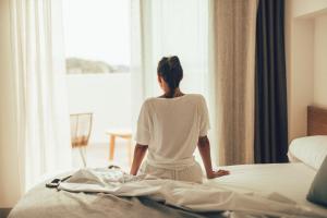 Łóżko lub łóżka w pokoju w obiekcie Cala Lanuza Suites