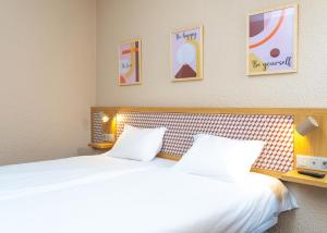 duas camas sentadas uma ao lado da outra num quarto em Flag Hotel Lisboa Oeiras em Oeiras