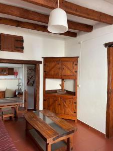 Habitación con mesa de madera en una habitación en Casa da Portela en Penacova