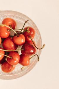 un tazón de cerezas rojas en un plato blanco en Casa Giulia, en Vieste