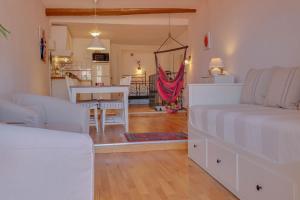 een woonkamer met een bed en een eetkamer bij "La Belle Vue Mer" Cozy Appartement, Centre, Plage in Menton