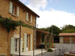 - Vistas al exterior de un edificio con patio en Gîte Vitrac-Saint-Vincent, 4 pièces, 6 personnes - FR-1-653-132, en Montembœuf