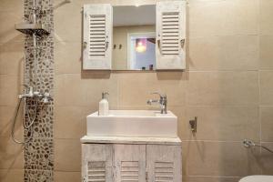 A bathroom at Cozy Corfiot house