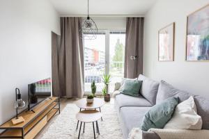 uma sala de estar com um sofá e uma mesa em Arctic Taiga City Suite em Rovaniemi