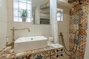 A bathroom at Cozy Corfiot house
