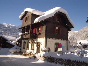 un edificio cubierto de nieve con nieve. en Haus an der Litz en Schruns-Tschagguns