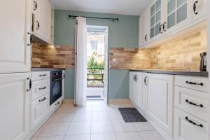 A kitchen or kitchenette at Cozy Corfiot house