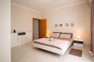 Una cama o camas en una habitación de Modern APT in the heart of Maltese nightlife