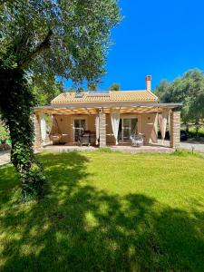 una casa con un prato verde davanti di Anna's cottage house a Perama