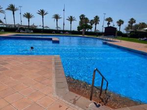 Bazén v ubytovaní Edificio Playa Mar alebo v jeho blízkosti