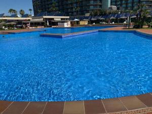 Bazén v ubytovaní Edificio Playa Mar alebo v jeho blízkosti