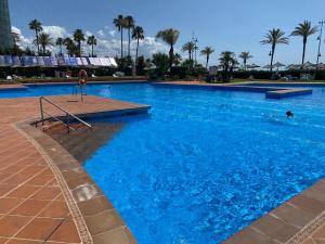 Bazén v ubytovaní Edificio Playa Mar alebo v jeho blízkosti