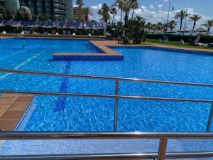 Bazén v ubytovaní Edificio Playa Mar alebo v jeho blízkosti