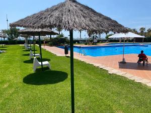 Bazén v ubytovaní Edificio Playa Mar alebo v jeho blízkosti