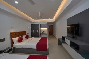 sypialnia z dużym łóżkiem i telewizorem w obiekcie Venice Iva Residency w mieście Alappuzha