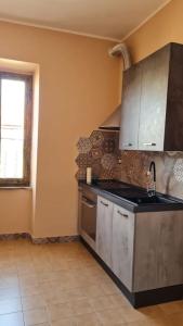 una cucina con lavandino e piano cottura di Casetta al centro a Tuscania