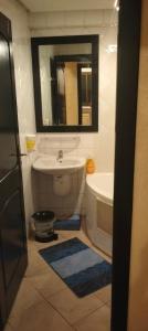 een badkamer met een toilet, een wastafel en een bad bij appartement a Marrakech in Marrakesh