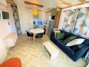 Posezení v ubytování Camping la Tamarissière