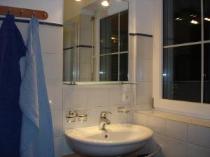 バルトロメベルクにあるPanorama Erlebnisのバスルーム(洗面台、鏡、窓付)