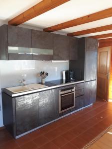 Kuchyňa alebo kuchynka v ubytovaní Panorama Chalet Montafon
