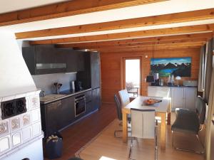 Kuchyňa alebo kuchynka v ubytovaní Panorama Chalet Montafon