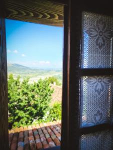 uma janela com vista para o campo a partir de uma casa em Bujtina Bega em Berat