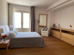 a large bedroom with a bed and a mirror at Agriturismo B&B TorreBianca in Manduria
