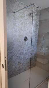 y baño con ducha y puerta de cristal. en Hotel Ascot Riccione, en Riccione