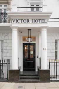 eine Eingangstür des Hotels mit einem Schild, das Besucher-Hotel liest in der Unterkunft Mornington Victor Hotel London Belgravia in London