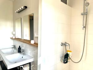 a bathroom with a sink and a shower at Grand appartement Bron centre proche Eurexpo et Groupama in Bron