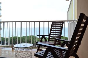 マルグラット・デ・マルにあるRECONNECTAR Malgrat de Mar Garbí Iのバルコニー(椅子2脚、テーブル付)