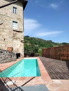 Bazén v ubytovaní Sillicagnana Castle Villa with Swimming Pool! alebo v jeho blízkosti