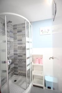 baño con ducha y puerta de cristal en Precioso apartamento en el Pirineo Aragonés, en Sabiñánigo