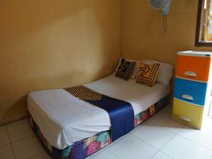 a small bedroom with a twin bed in a room at SPOT ON 92666 Rumah Kos Arafah Syariah in Probolinggo