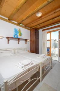 Un dormitorio con dos camas en una habitación. en Mike's Studios, en Naxos Chora