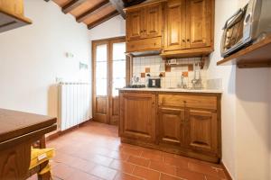 A kitchen or kitchenette at Casetta di Butia, Ginestra apartment with swimming pool