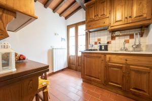 A kitchen or kitchenette at Casetta di Butia, Ginestra apartment with swimming pool