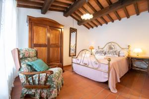 A bed or beds in a room at Casetta di Butia, Ginestra apartment with swimming pool