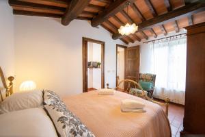 A bed or beds in a room at Casetta di Butia, Ginestra apartment with swimming pool