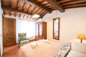 A bed or beds in a room at Casetta di Butia, Ginestra apartment with swimming pool