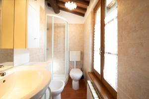 A bathroom at Casetta di Butia, Ginestra apartment with swimming pool