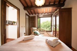 A bed or beds in a room at Casetta di Butia, Ginestra apartment with swimming pool