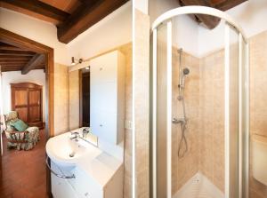 A bathroom at Casetta di Butia, Ginestra apartment with swimming pool Még 37 kép
