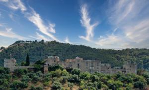 un viejo castillo en la cima de una colina en Villa Mira Monda, en Monda