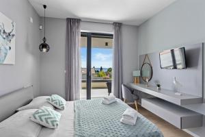een slaapkamer met een bed, een bureau en een raam bij Villa Moon near the sea in Fažana