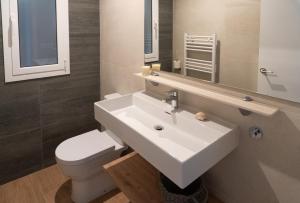 Kúpeľňa v ubytovaní Apartamento en primera linea de mar en La Escala + 15 fotografií