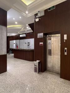 アブハにあるرفد باركの建物内の空ロビー