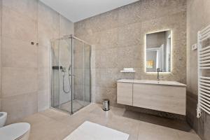 een badkamer met een douche, een wastafel en een toilet bij Villa Moon near the sea in Fažana