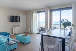 Televízia a/alebo spoločenská miestnosť v ubytovaní Apartamento en primera linea de mar en La Escala