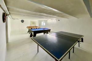 una mesa de ping pong en una habitación con una pelota de ping pong en LE MANOIR DE CANET D'AUDE, en Canet d'Aude